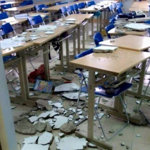 Trần nhà Trường Đại học Hà Nội đổ sập, 1 nữ sinh bất tỉnh