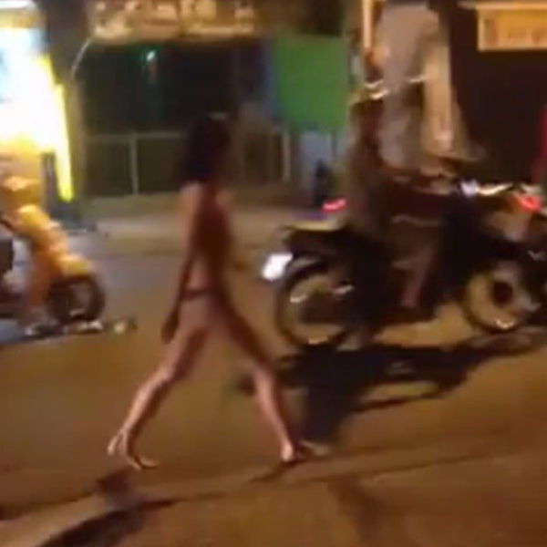 Thêm cô gái... không mặc đồ vừa đi vừa khóc tức tưởi giữa Sài Gòn