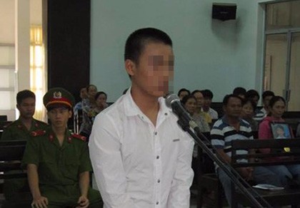 Luật sư vắng mặt, bị cáo 14 tuổi phạm tội giết người muốn được tự bào chữa