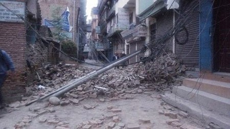 Con cố diễn viên Hồng Sơn bị kẹt trong thảm họa động đất Nepal