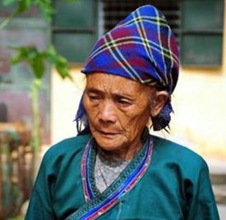 Vợ giật dao đâm chết chồng vì “lè nhè” trong bữa ăn