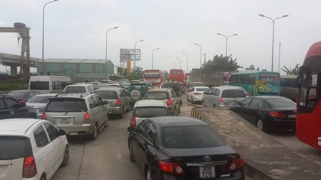 Hàng ngàn xe ô tô ùn tắc trên đường cao tốc Ninh Bình – Cầu Giẽ