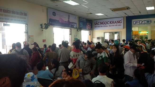 Ga Đà Nẵng quá tải, hàng ngàn khách đứng chen nhau chờ mua vé