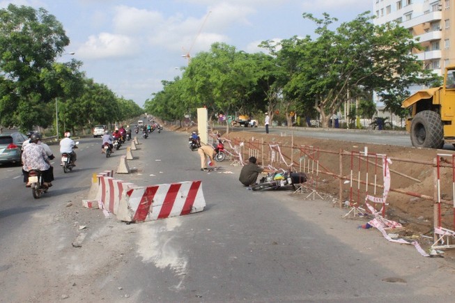 Đâm vào rào chắn bê tông giữa đường, hai người nhập viện
