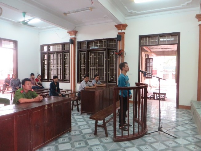 Lao xe vào tổ CSGT, dùng tuýp sắt ‘tả xung hữu đột’ bị hầu tòa