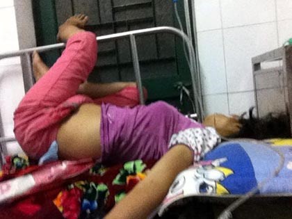 Đình chỉ chuyên môn BS trực để bệnh nhân cấp cứu đau quằn quại cả đêm