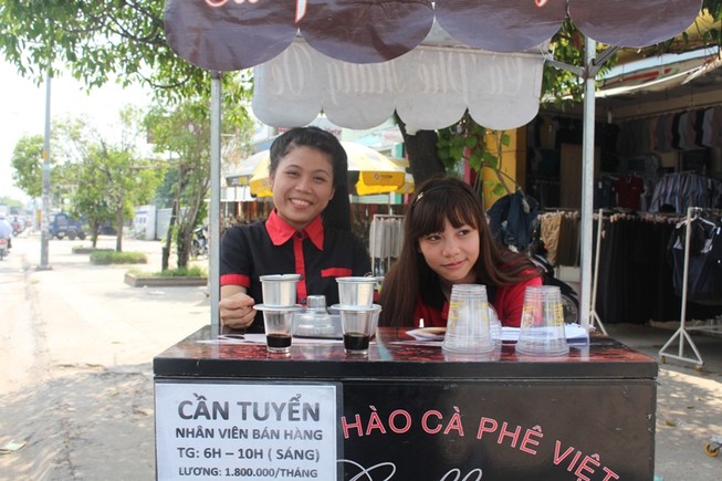 Thú vị cà phê 'Take Away' trên phố Sài Gòn