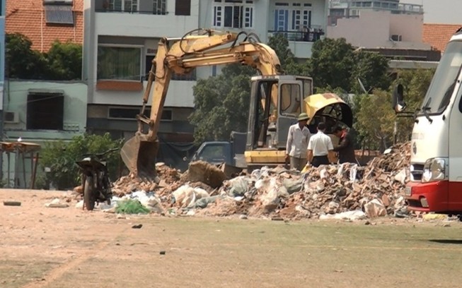 Người phụ nữ nhặt ve chai trong bãi giữ xe bị cán chết
