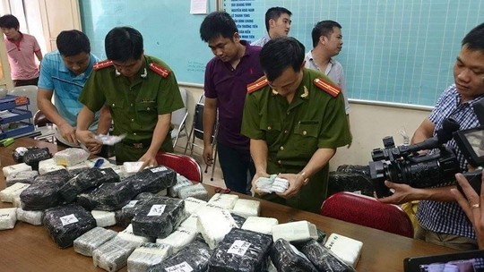 Phát hiện hơn 900 smartphone dưới gầm... container
