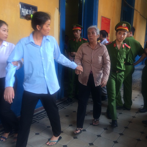 Hai mẹ con vận chuyển... 81.000 USD sang Campuchia