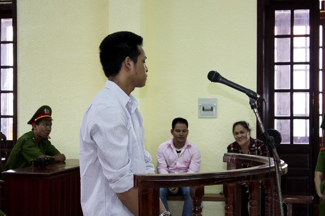 Người bố trẻ trả giá đắt khi chở giùm… 1 tạ thuốc nổ