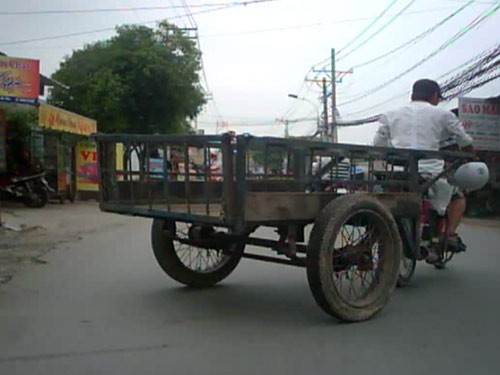 Xe ba gác tông nam sinh viên văng mất nửa xương đùi