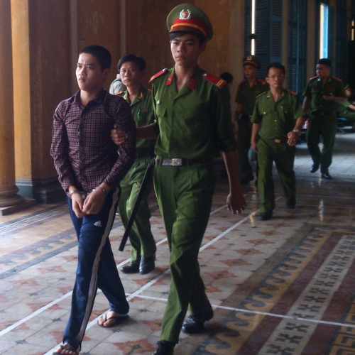 Say rượu, nữ sinh lớp 10 bị hai bạn trai thay nhau hiếp dâm
