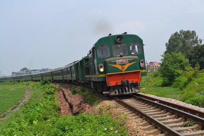 Nhân viên đường sắt ngủ quên bị... tàu hỏa tông thiệt mạng