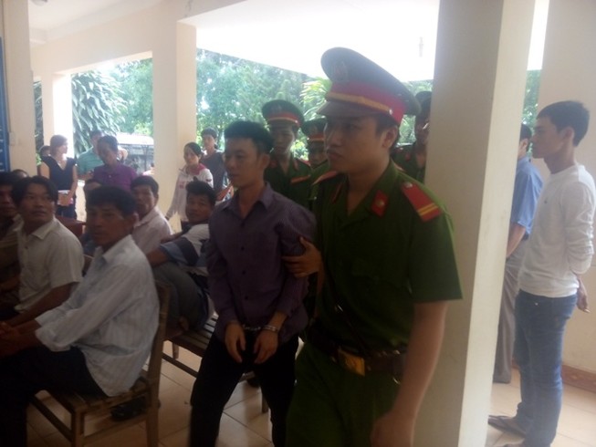 Lãnh 10 tháng tù vì đấm công an xã