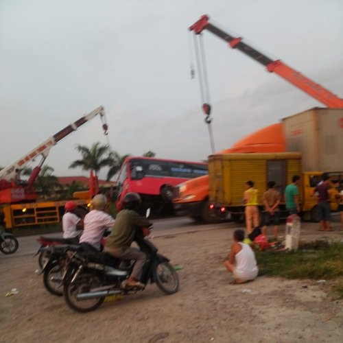 Hoảng loạn xe giường nằm… lộn một vòng trên đường