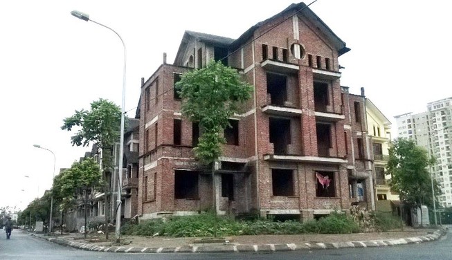 Hoảng hồn kim tiêm dính đầy máu trong biệt thự tiền tỉ bỏ hoang