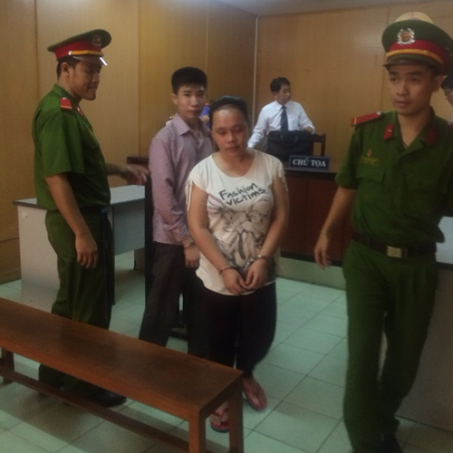 Được tại ngoại vì có con nhỏ, nữ quái 'tranh thủ' đi... ăn cướp