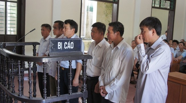 Cấp đất sai, chủ tịch và phó chủ tịch xã cùng hầu tòa