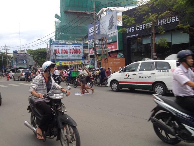 Kẹt xe nghiêm trọng vì người đàn ông trồng chuối… giữa đường