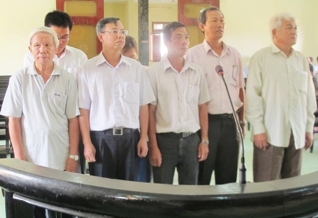 Bị cáo tại ngoại… có bầu, tòa ngâm án