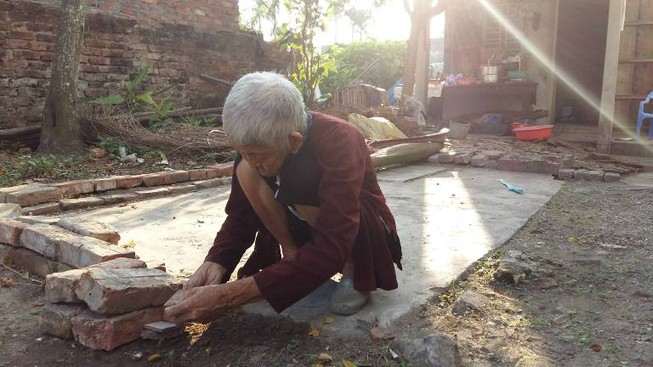 Cụ bà 93 tuổi bị con trai đánh đập dã man bằng cán chổi