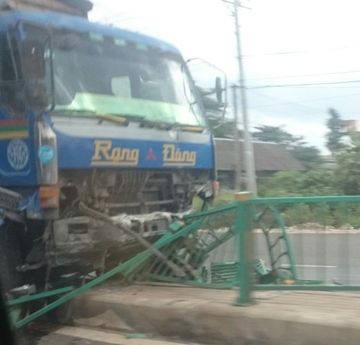 Tài xế ngủ gục, xe tải đâm nát dải phân cách