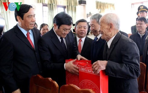 Chủ tịch nước tặng quà nhân ngày Thương binh Liệt sĩ 27-7