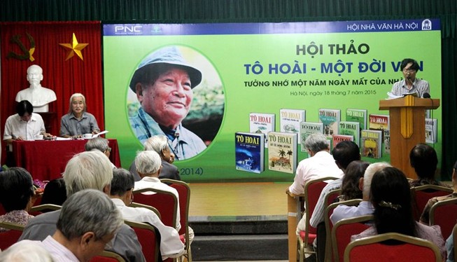 ‘Khi định chặt một cái cây, cần nên đọc một trang sách của Tô Hoài’