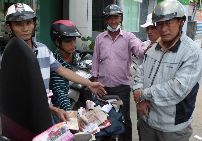 Dùng vé số giả trúng thưởng lừa người bán vé số dạo