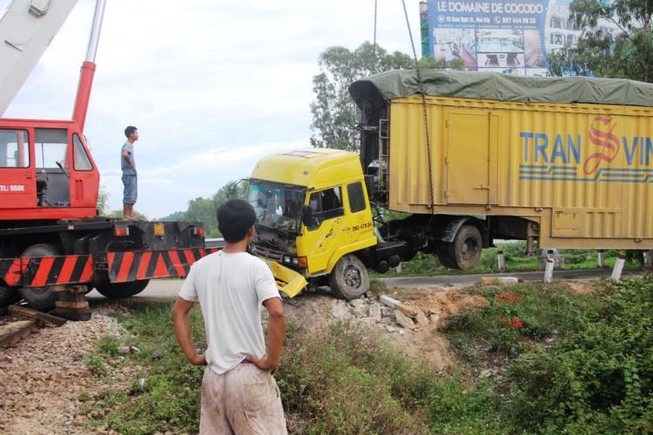 Tàu hàng hất văng container chở xe ô tô mới xuất xưởng