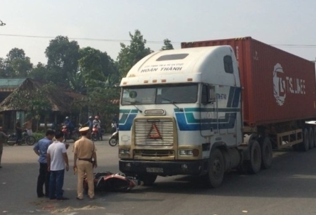 Hai vợ chồng bị kéo lê dưới gầm container, một người tử vong