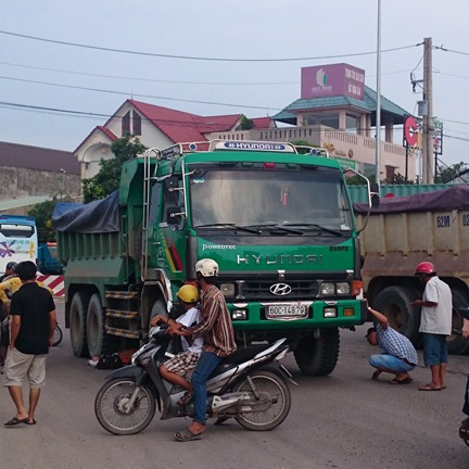 Một phụ nữ chết thảm dưới bánh xe ben