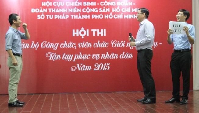 Thi cán bộ tận tụy phục vụ nhân dân