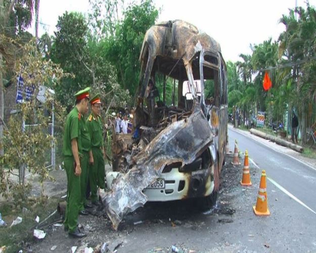 Xe khách cháy rụi vì tai nạn giao thông nghiêm trọng, 1 người chết