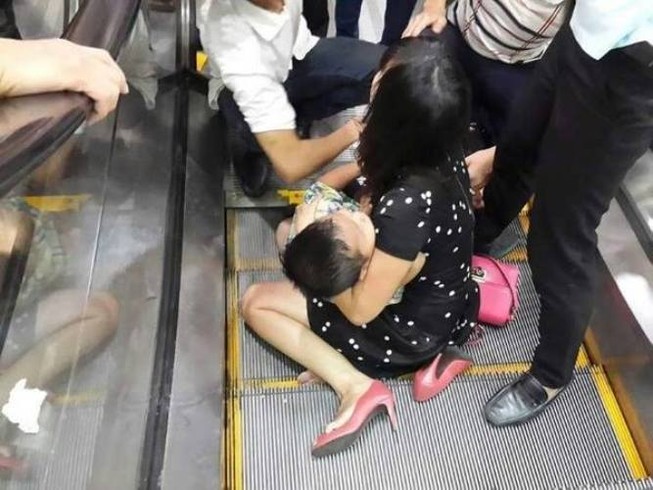 Hà Nội: Bé trai 3 tuổi bị kẹt chân ở thang cuốn