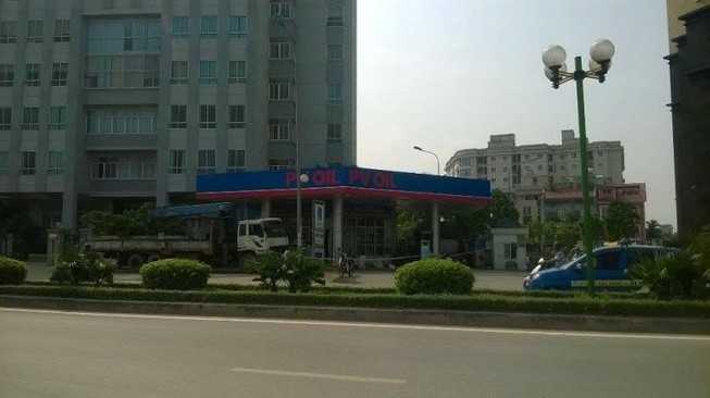 Hoảng loạn vì xe cẩu ‘đại náo’ cây xăng