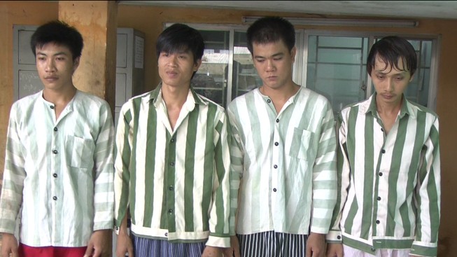 Kẹp cổ, quật xuống đất để... cướp điện thoại