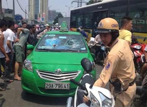 Bắt khẩn cấp tài xế taxi tông CSGT rồi bỏ chạy