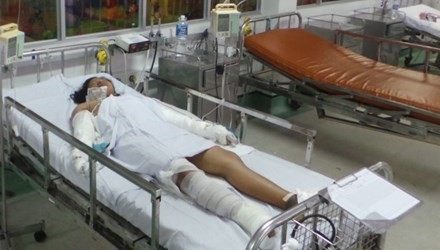 Nhiều nhà hảo tâm giúp đỡ bé gái bán vé số bị mẹ đốt
