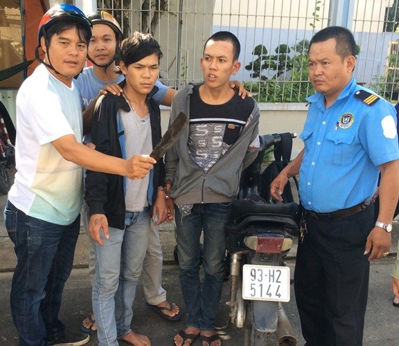 ‘Hiệp sĩ’ vây bắt tên cướp mang theo dao phay