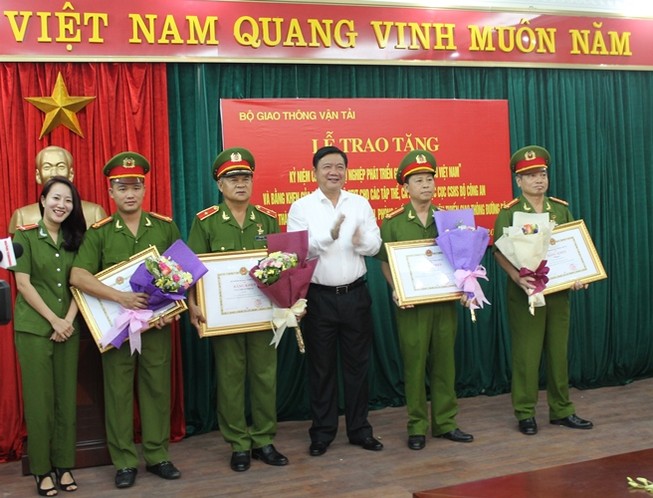 Vụ logo ‘xe vua’: Bộ GTVT khen thưởng Cục cảnh sát hình sự BCA