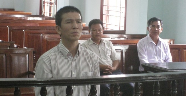 Mê đánh bạc, thủ kho bán… đường, chiếm đoạt hơn 8 tỉ đồng