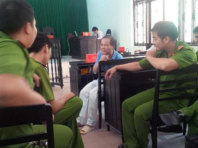 Mâu thuẫn chở mẹ đi chơi, anh đâm chết em trai