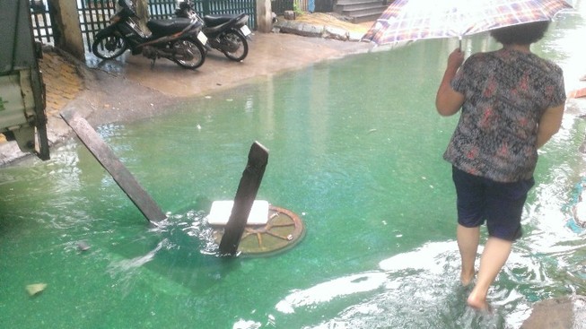 Dòng nước ‘xanh biếc’ giữa phố Hà Nội là do thuốc nhuộm