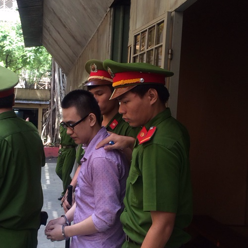 Va quẹt xe, hung hăng đánh cả người bị say rượu