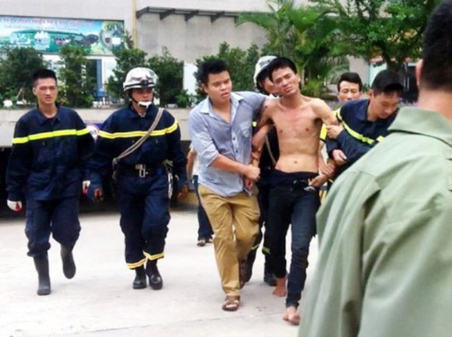 Giải cứu thanh niên ngồi vắt vẻo trên cửa sổ tầng... 21 chung cư