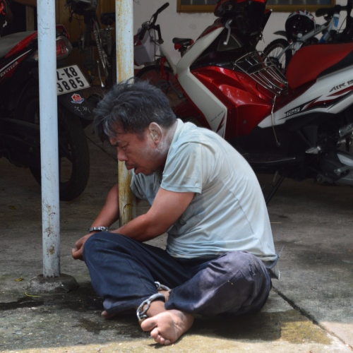 Khống chế người tâm thần đâm cảnh sát khu vực và dân phòng