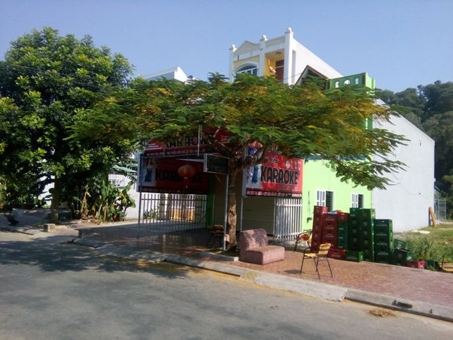 Ghen, chủ quán karaoke đâm chết nhân viên