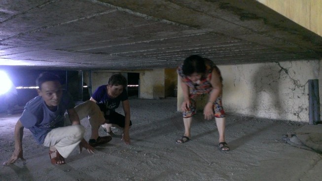 Hà Nội: Đi thang máy... phải bò
